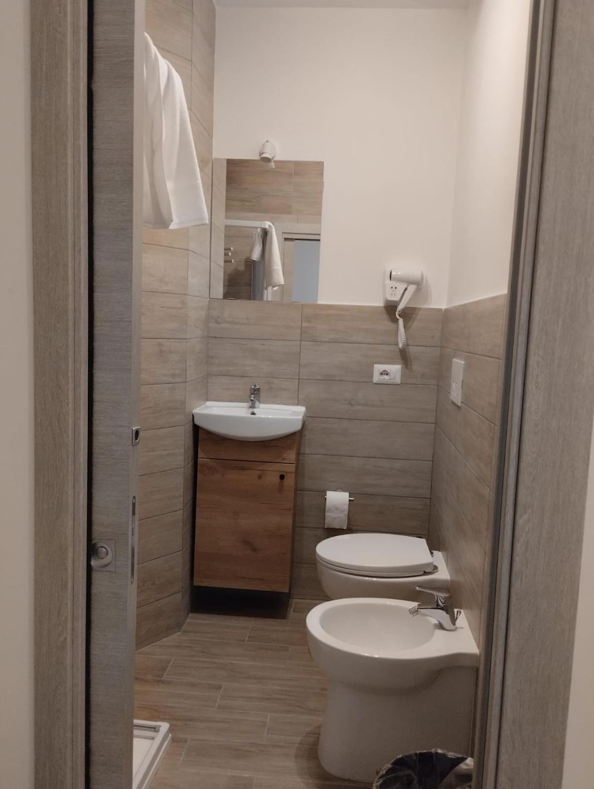 Residence E Appartamenti Cavallerizza Napels Buitenkant foto