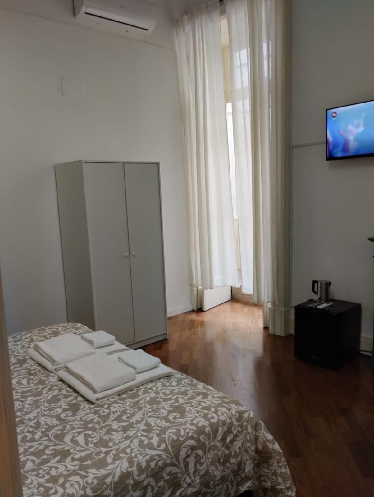 Residence E Appartamenti Cavallerizza Napels Buitenkant foto