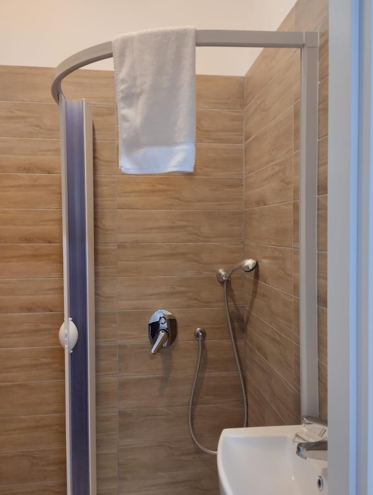 Residence E Appartamenti Cavallerizza Napels Buitenkant foto