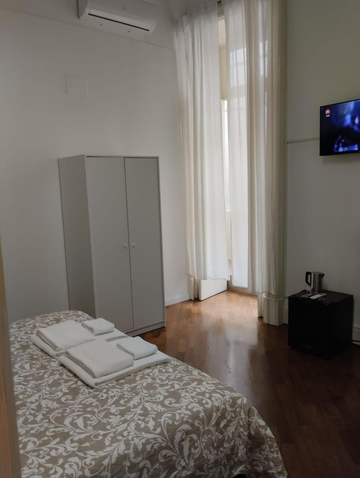 Residence E Appartamenti Cavallerizza Napels Buitenkant foto