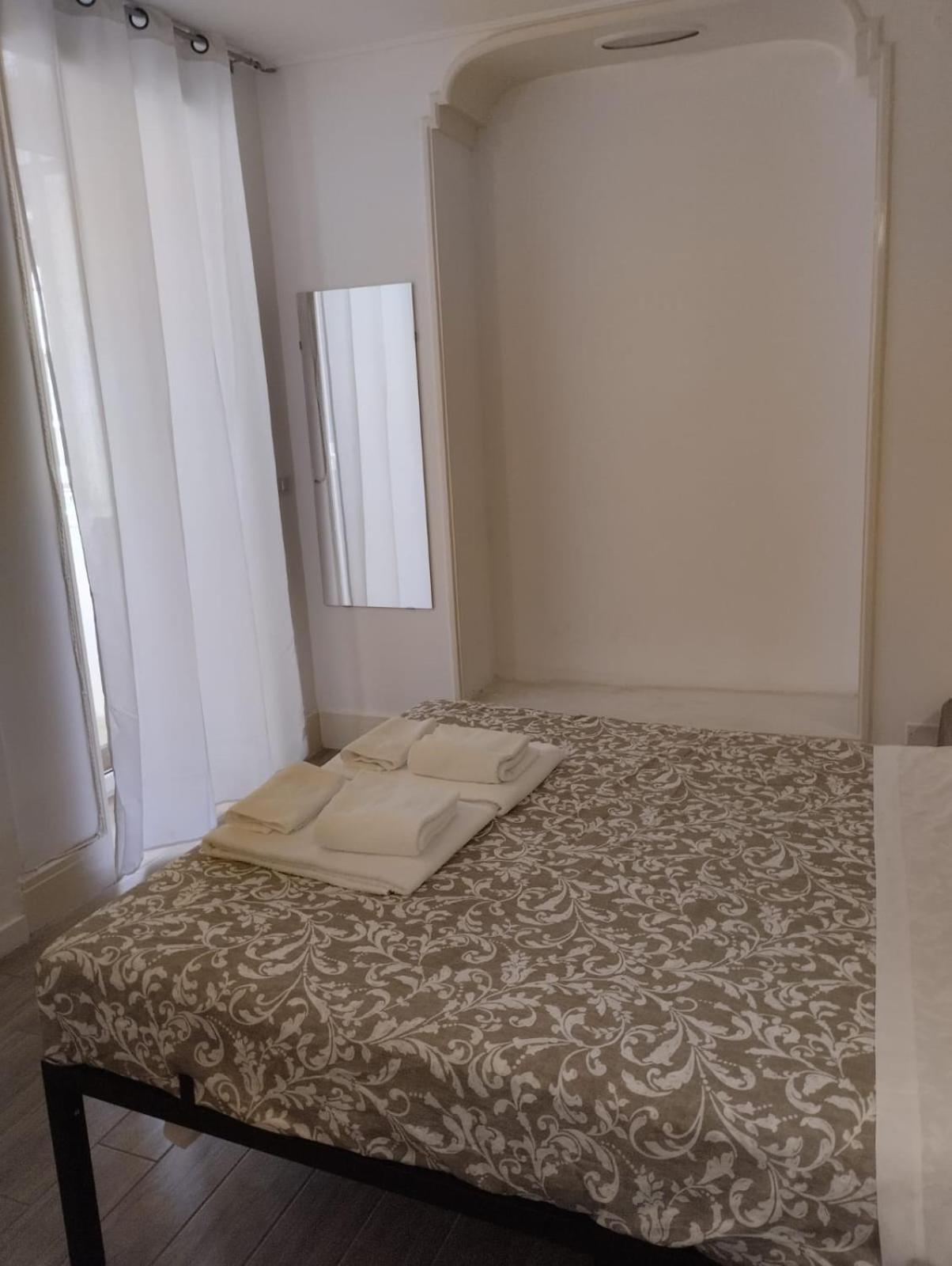 Residence E Appartamenti Cavallerizza Napels Buitenkant foto