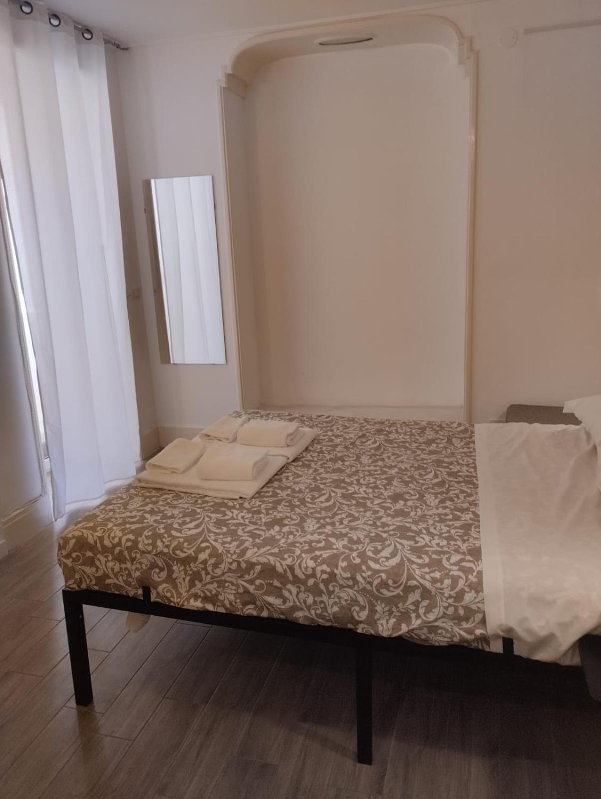 Residence E Appartamenti Cavallerizza Napels Buitenkant foto